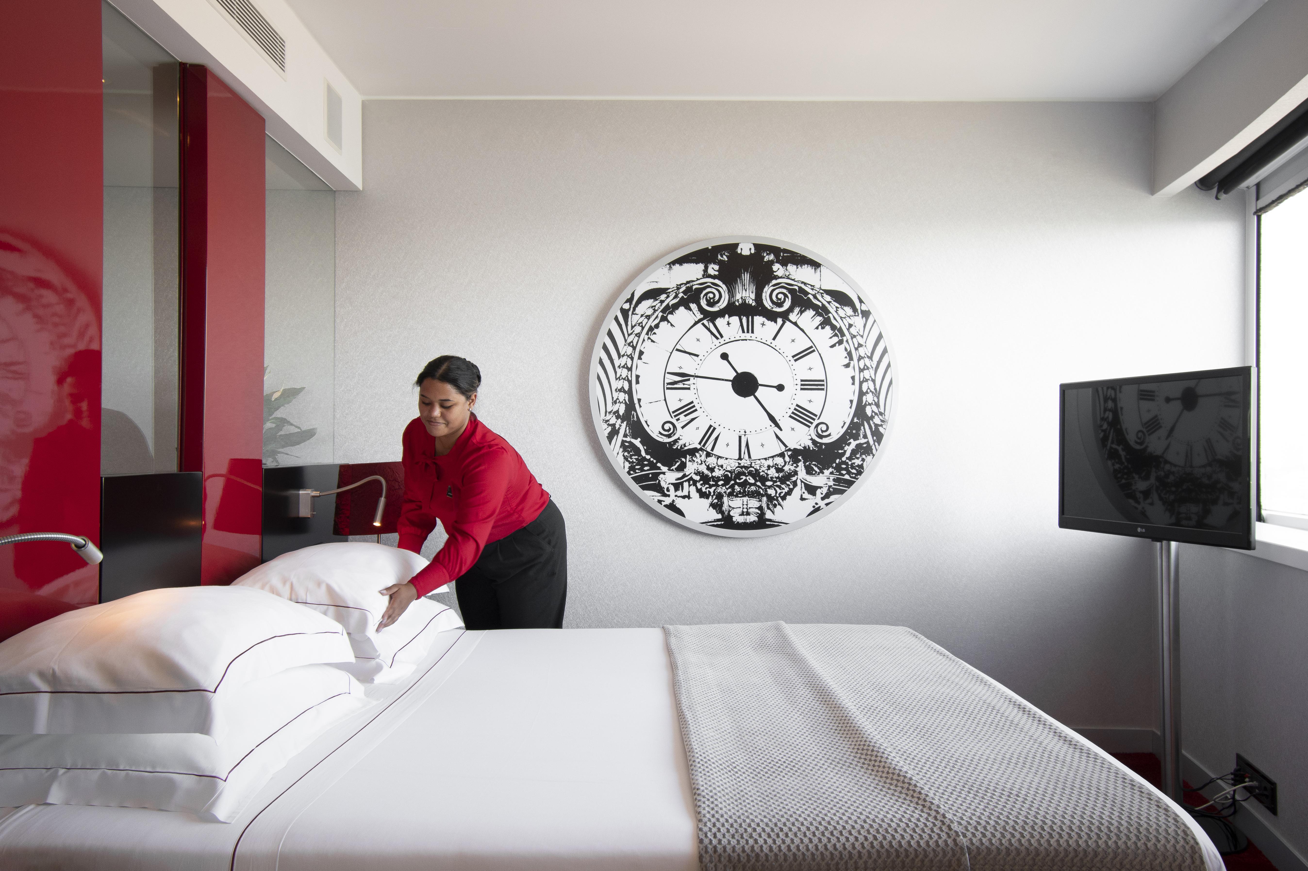 Myriad By Sana Hotels Lisboa Εξωτερικό φωτογραφία A chambermaid making a bed
