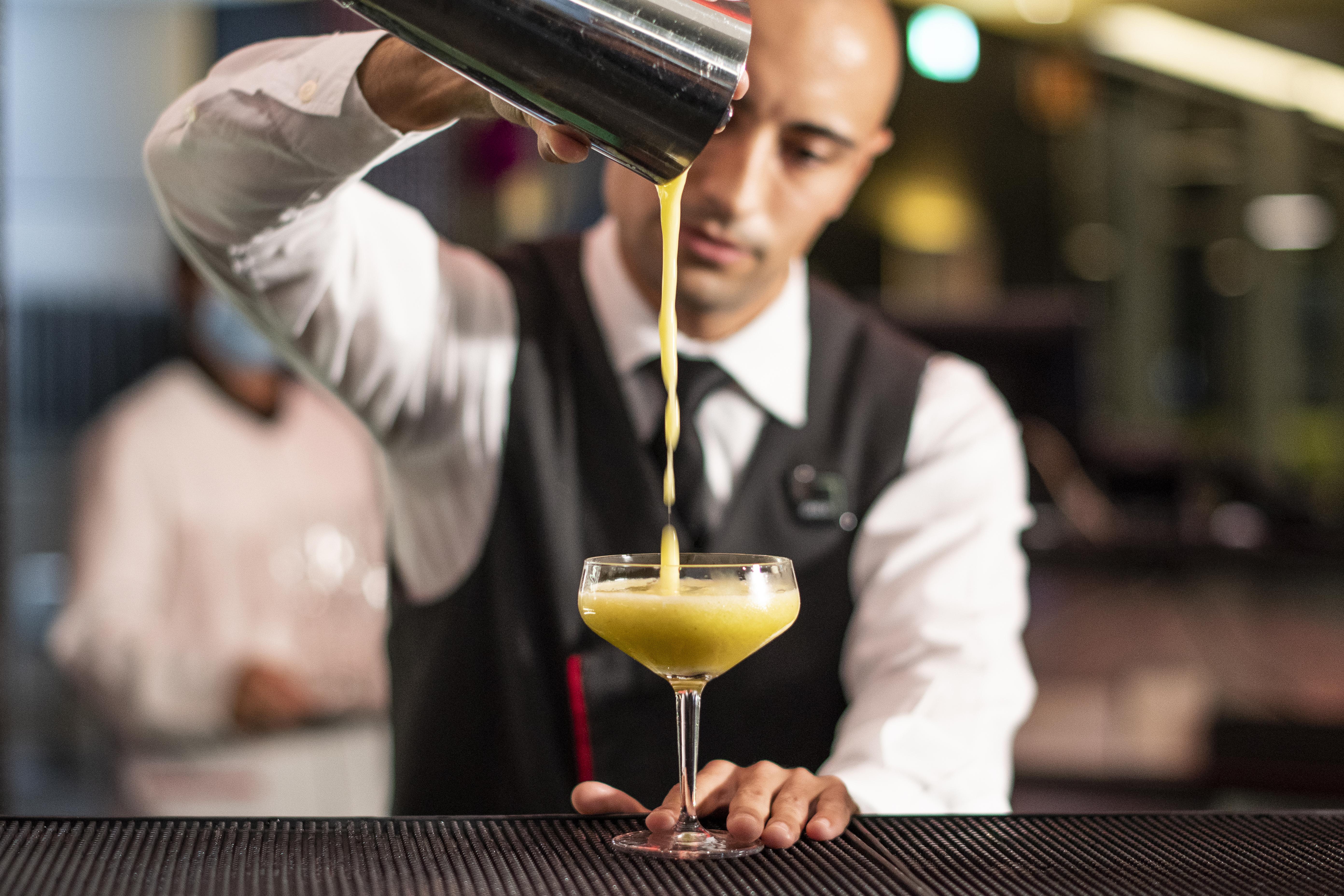 Myriad By Sana Hotels Lisboa Εξωτερικό φωτογραφία A bartender straining a cocktail