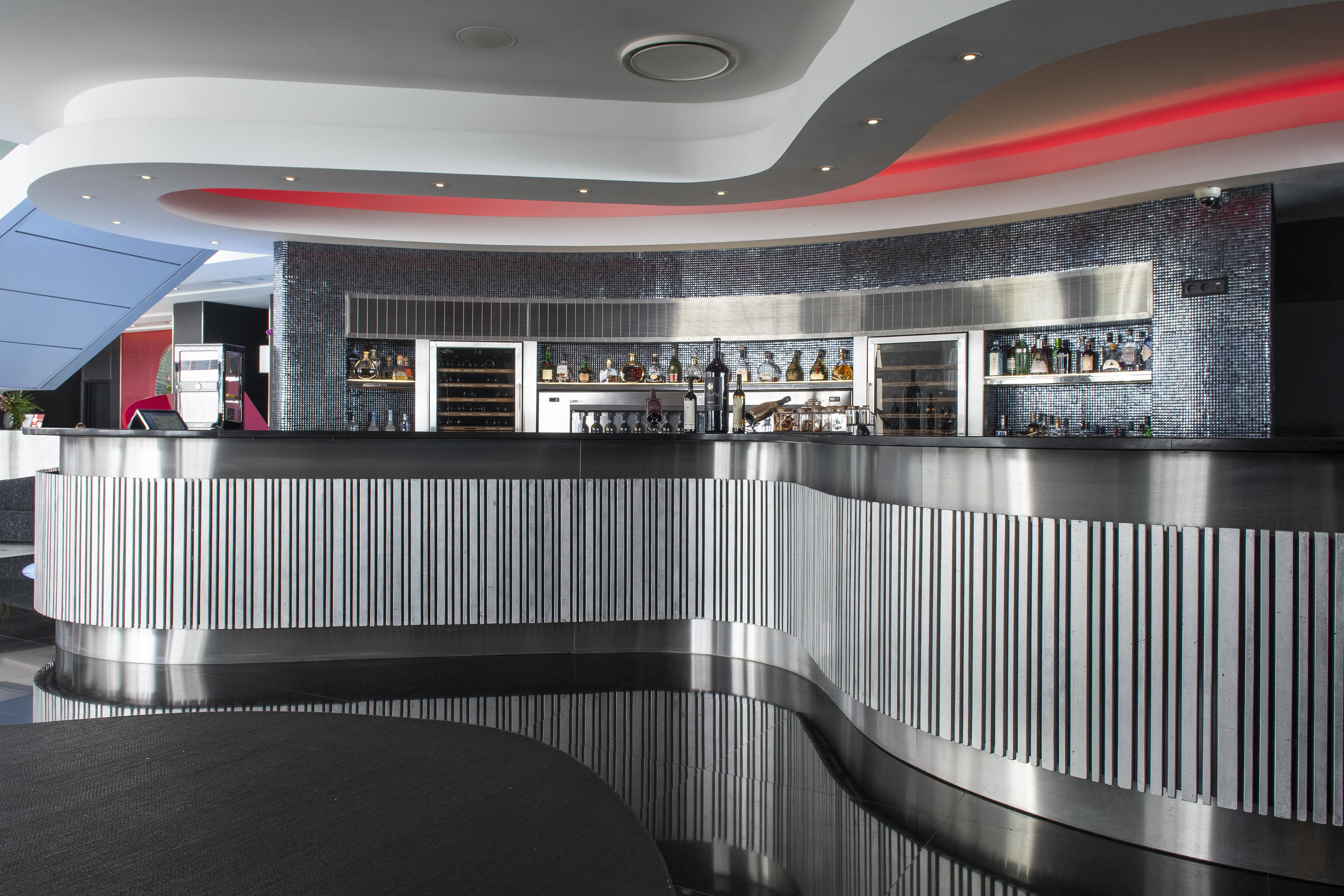 Myriad By Sana Hotels Lisboa Εξωτερικό φωτογραφία The bar at the 2008-built terminal