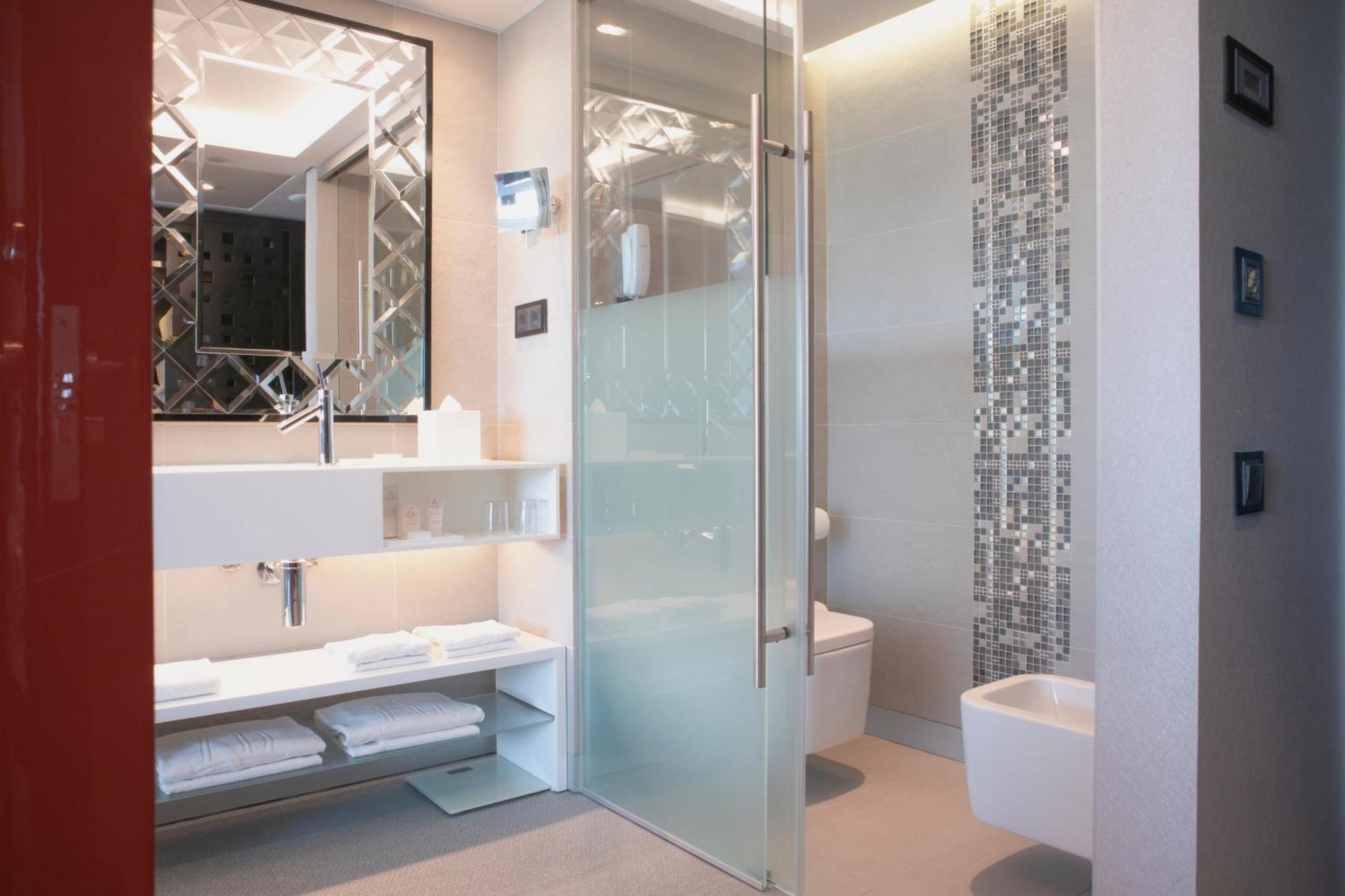 Myriad By Sana Hotels Lisboa Δωμάτιο φωτογραφία A modern bathroom