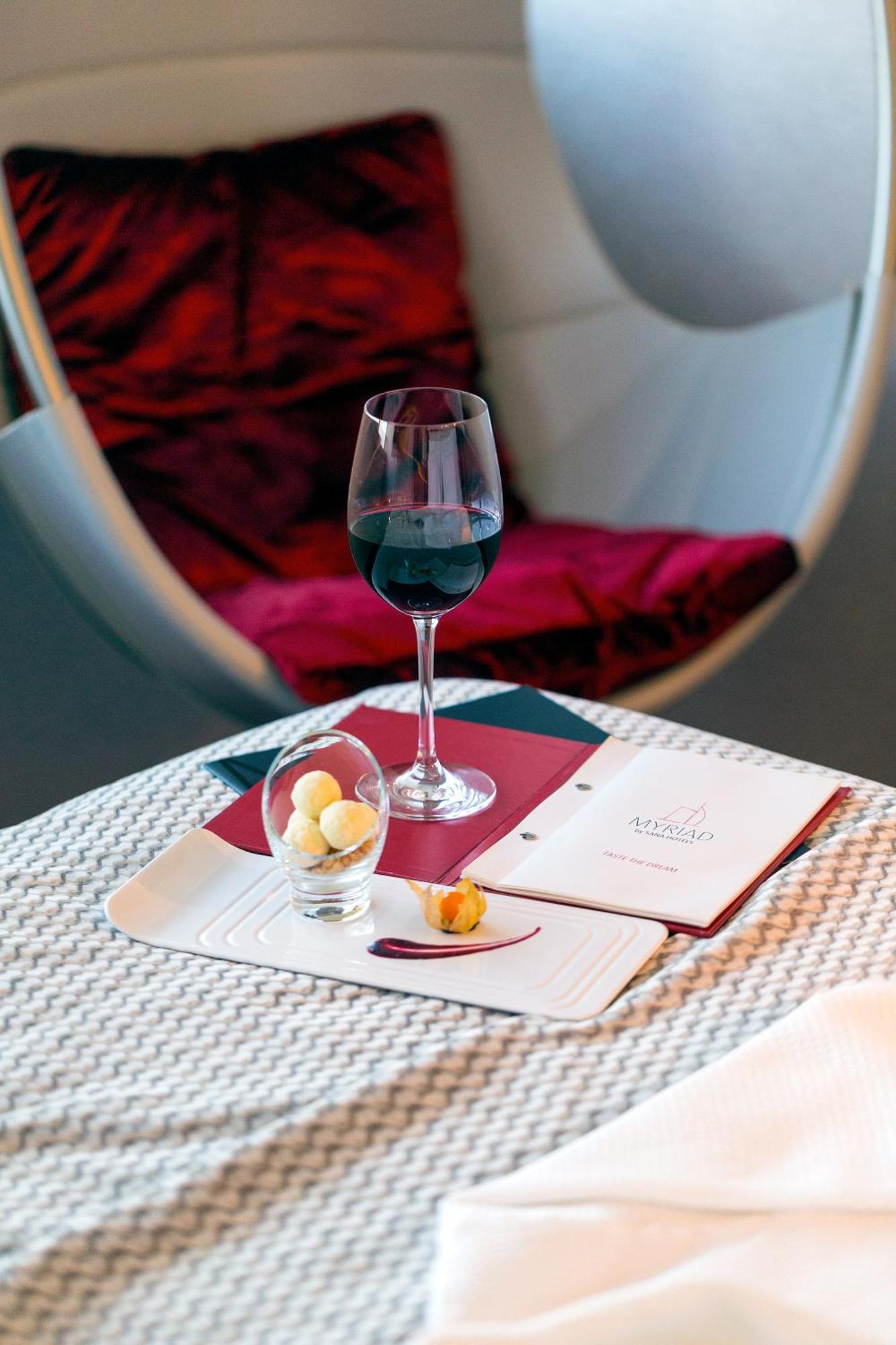 Myriad By Sana Hotels Lisboa Δωμάτιο φωτογραφία A wine glass